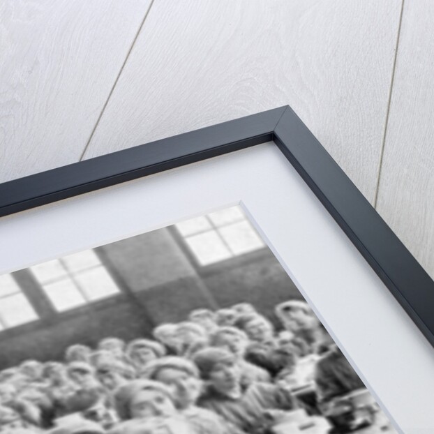 Munitions workers in the canteen, 1918 by English Photographer