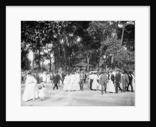 Band concert, Lincoln Park, Chicago, Ill. by Anonymous