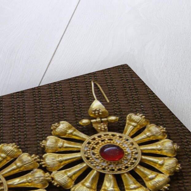 Roman earrings in gold with garnets by Anonymous