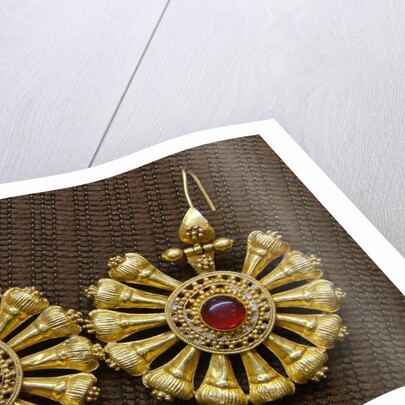 Roman earrings in gold with garnets by Anonymous
