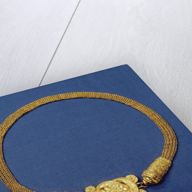 Greek gold chain band with Herakles knot by Anonymous