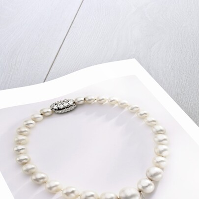 Choker-length pearl necklace by Anonymous