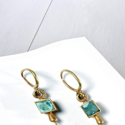 Drop earrings with gold, amethyst and emerald by Anonymous