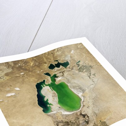 Satellite view of the Aral Sea in 2001, with the 1960 shoreline super-imposed by Anonymous
