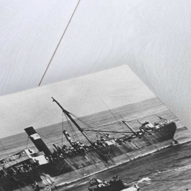 700 Jewish Refugees Reach Journeys End. by Anonymous