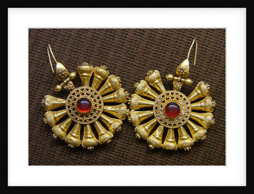 Roman earrings in gold with garnets by Anonymous