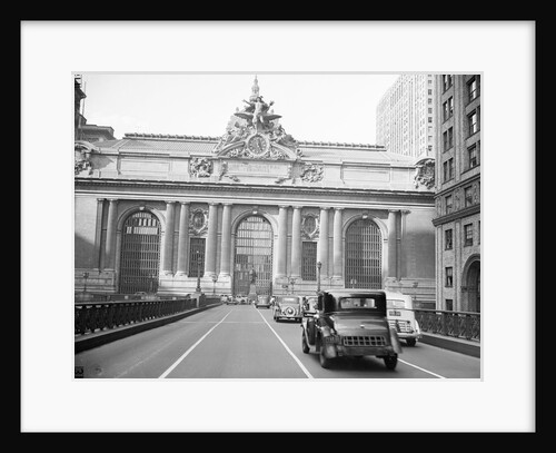 Grand Central Terminal from Park Avenue by Anonymous