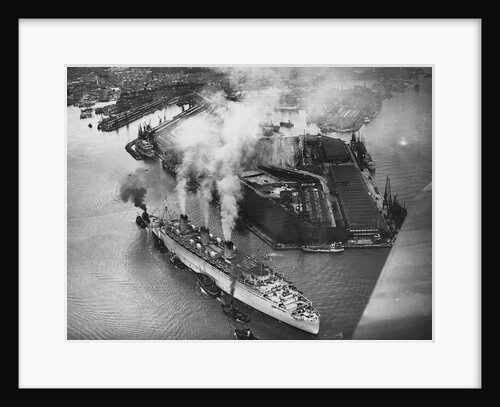 Liner Queen Mary at Southampton by Anonymous