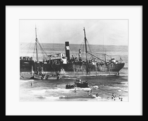 700 Jewish Refugees Reach Journeys End. by Anonymous