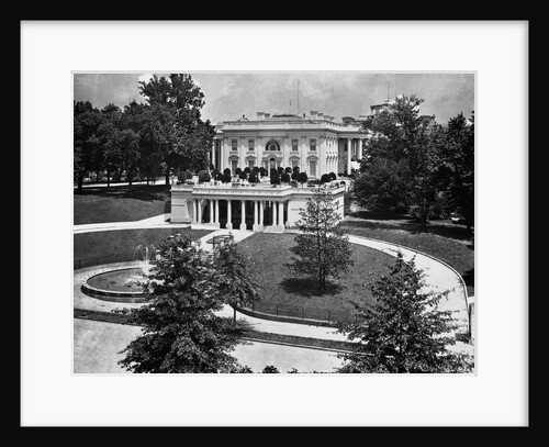 Fountain Outside White House by Anonymous