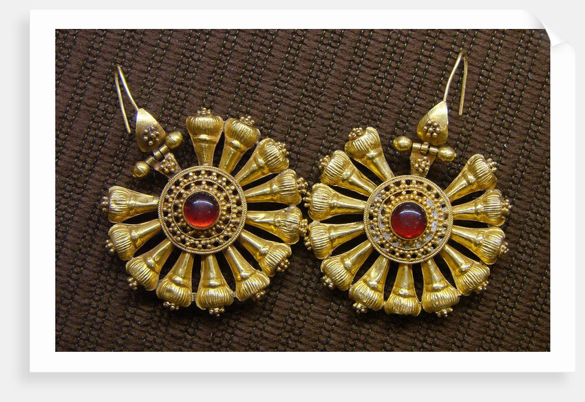 Roman earrings in gold with garnets by Anonymous