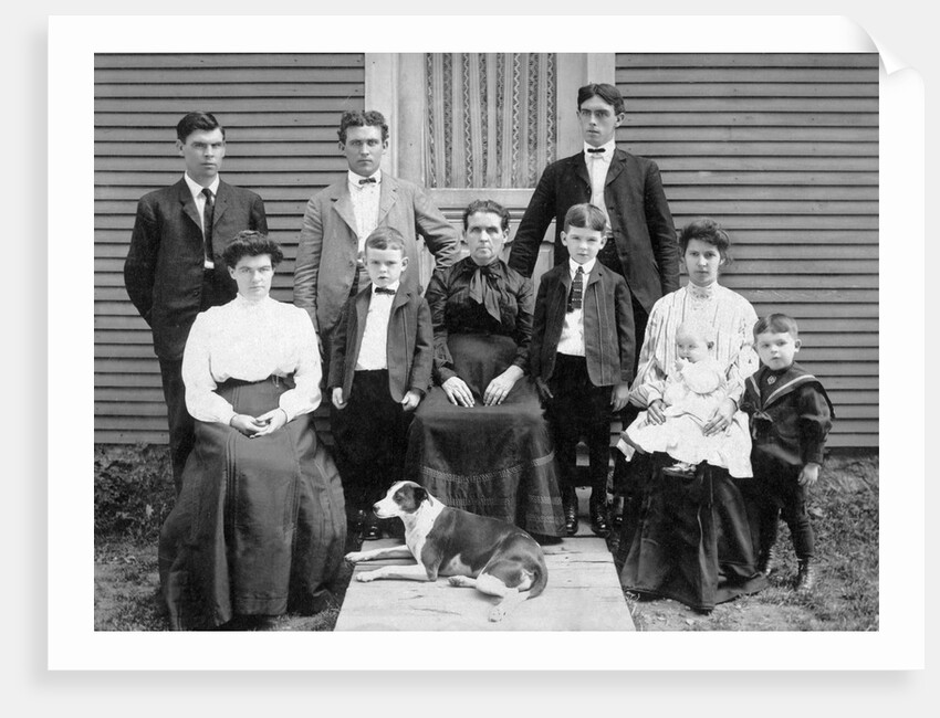 Wisconsin farm family gathers for a portrait, ca. 1905 by Anonymous