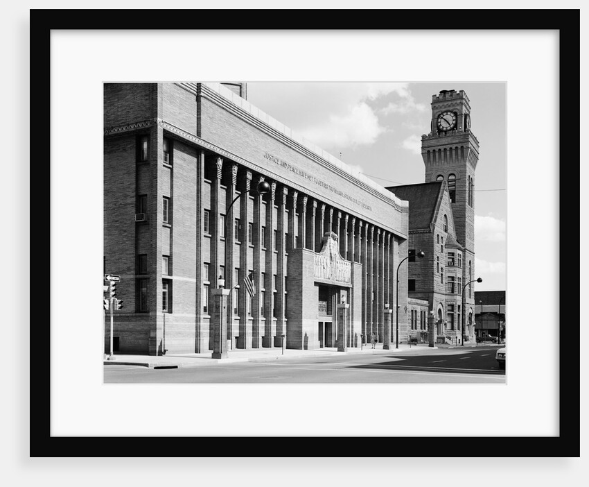 Facade of the Woodbury County Court House by Anonymous