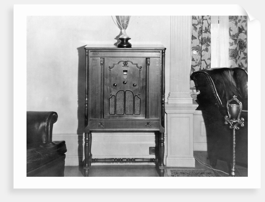 General Electric Battery Console Radio Receiver by Anonymous