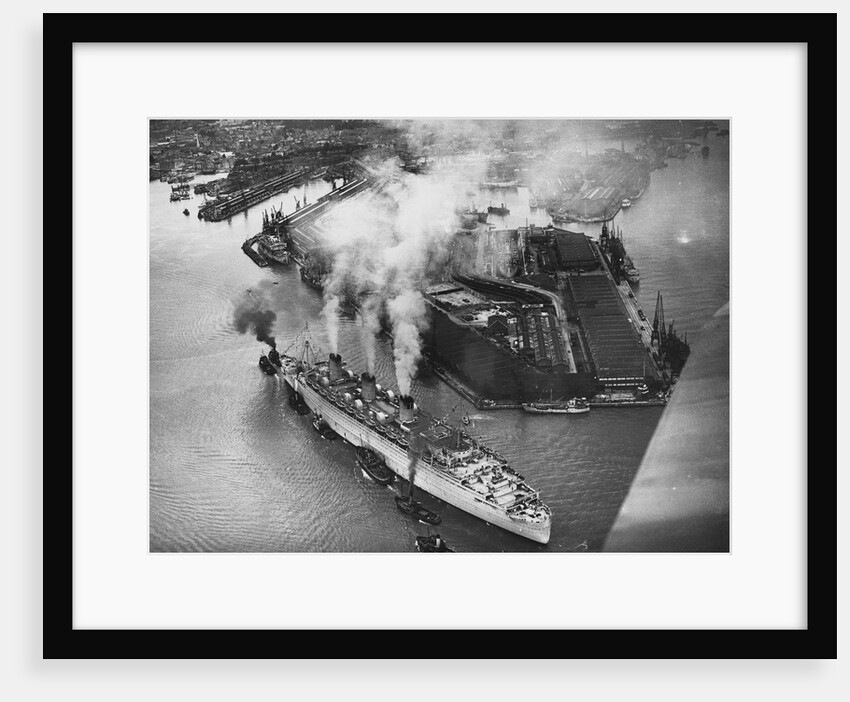Liner Queen Mary at Southampton by Anonymous