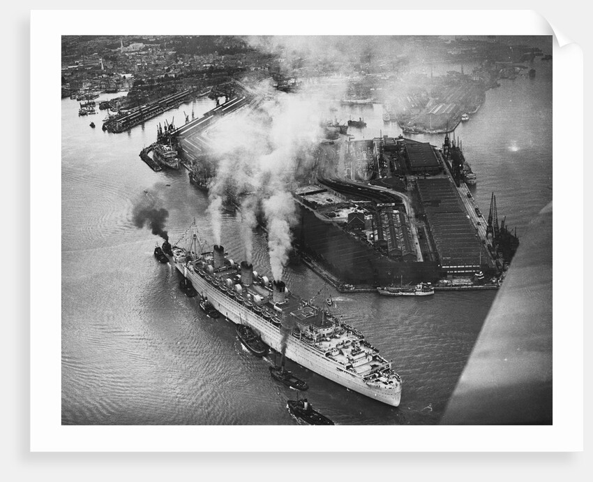 Liner Queen Mary at Southampton by Anonymous