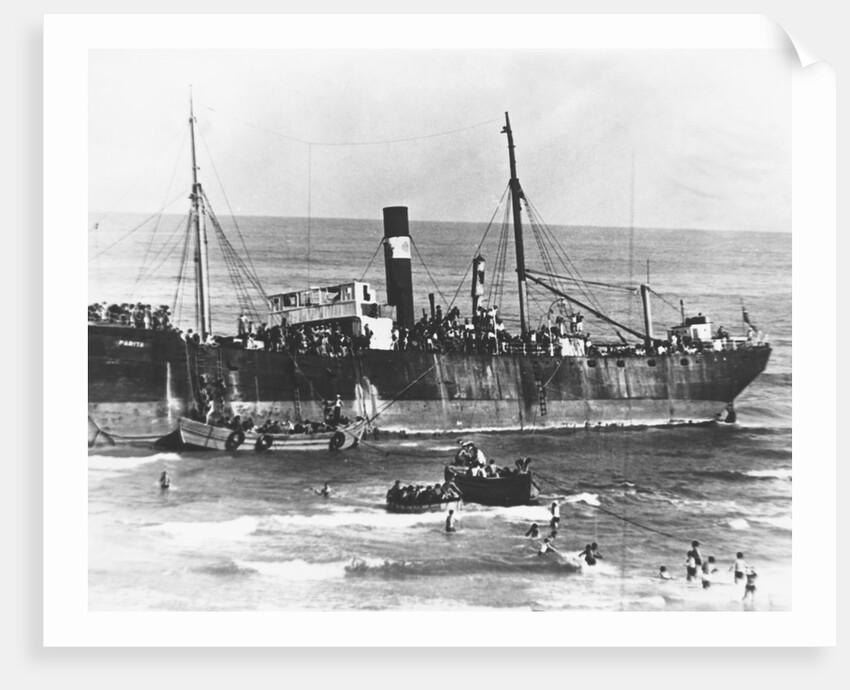 700 Jewish Refugees Reach Journeys End. by Anonymous