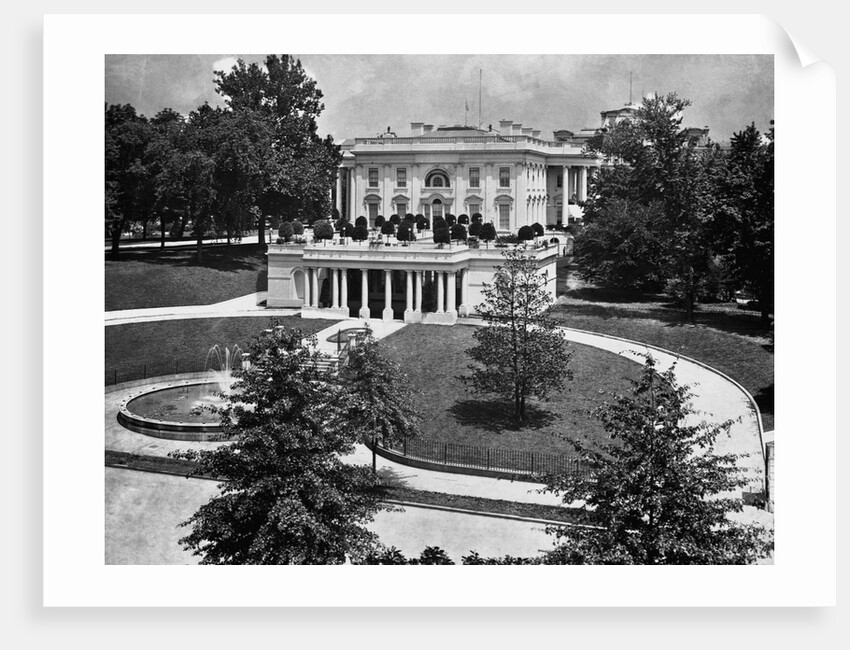 Fountain Outside White House by Anonymous