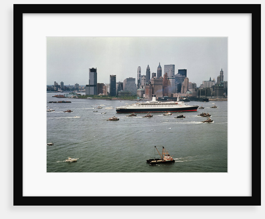 Queen Elizabeth 2 Sailing out of New York Harbor by Anonymous