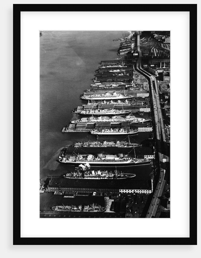 Oceanliners in New York City by Anonymous