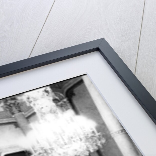 Queen in Vienna by Associated Newspapers