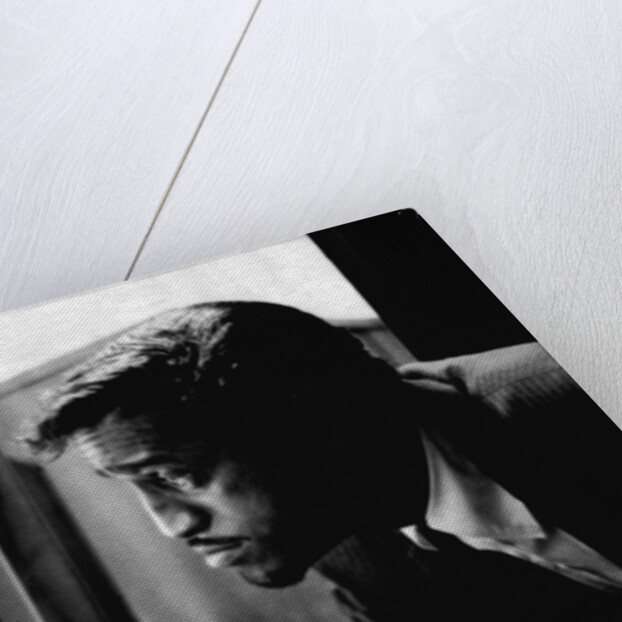 Sammy Davis Jnr at the mirror by Associated Newspapers