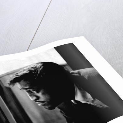 Sammy Davis Jnr at the mirror by Associated Newspapers