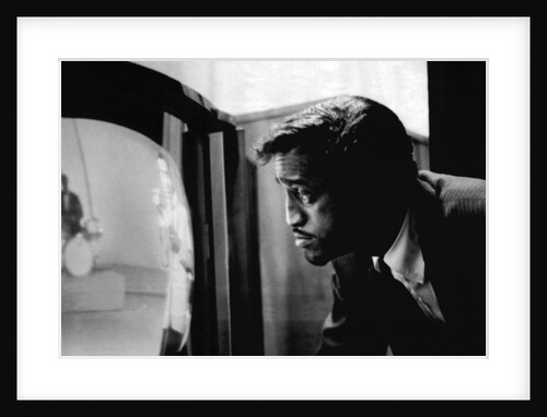 Sammy Davis Jnr at the mirror by Associated Newspapers