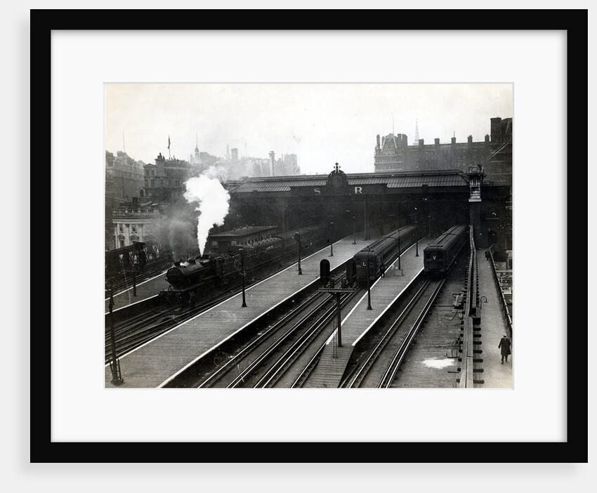Charing Cross train station 1931 by Associated Newspapers