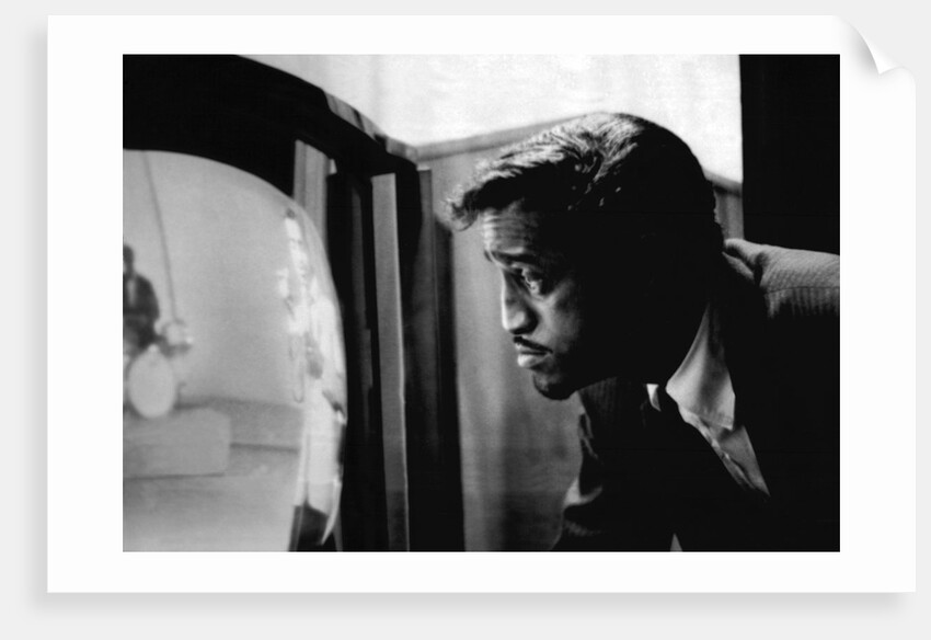 Sammy Davis Jnr at the mirror by Associated Newspapers