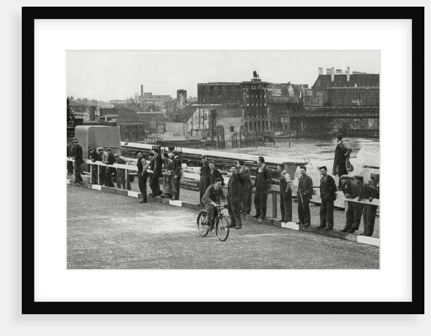 Waterloo Bridge in 1942 by Associated Newspapers