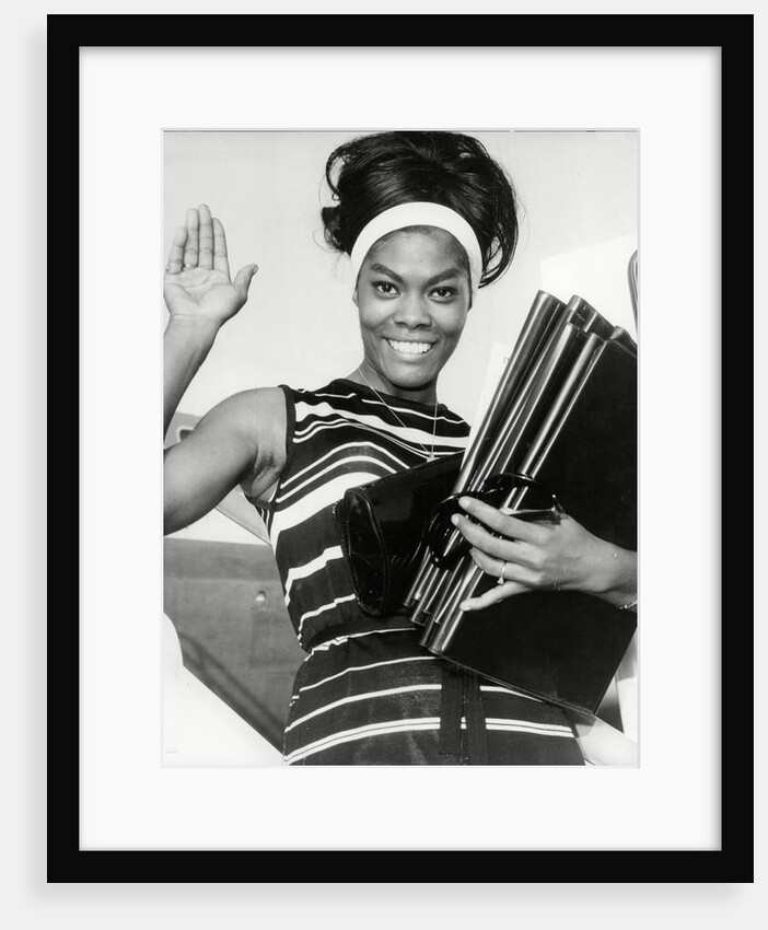 Dionne Warwick waves by Associated Newspapers