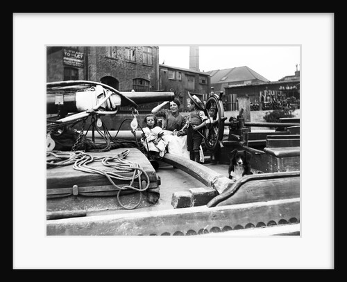Barge family on a dumpy barge, London by Anonymous