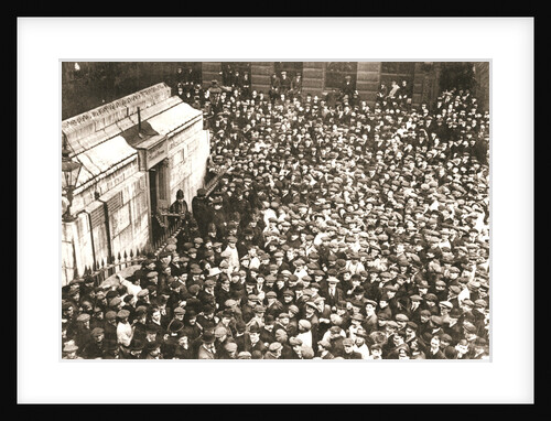 A mass of spectators at the Monument, London, 18 April 1913 by Unknown