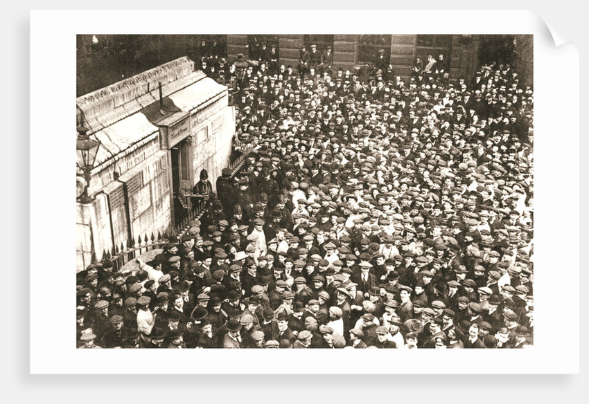 A mass of spectators at the Monument, London, 18 April 1913 by Unknown