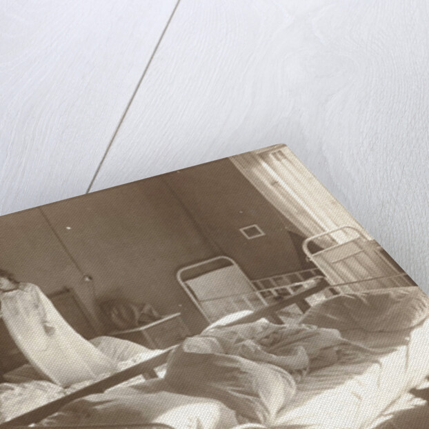 Marba en Eckart Titzenthaler, children of the photographer, in the bedroom of the house Friedrichstrasse, Berlijn by Waldemar Titzenthaler