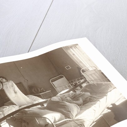 Marba en Eckart Titzenthaler, children of the photographer, in the bedroom of the house Friedrichstrasse, Berlijn by Waldemar Titzenthaler