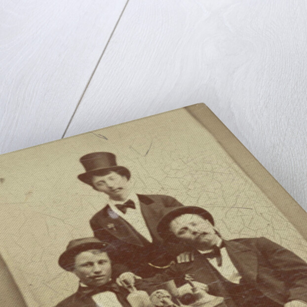 Portrait of three men at a table, drinking and cigar smoking by Henry Pauw van Wieldrecht