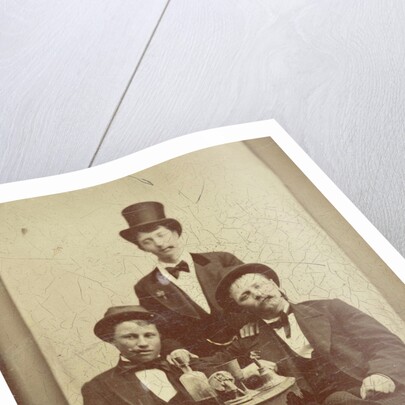 Portrait of three men at a table, drinking and cigar smoking by Henry Pauw van Wieldrecht