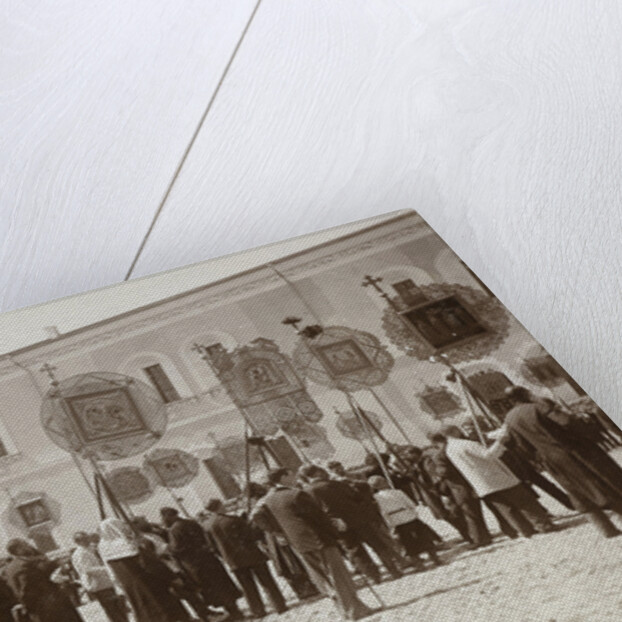 Procession with religious images on the Kremlin, Russia by Henry Pauw van Wieldrecht