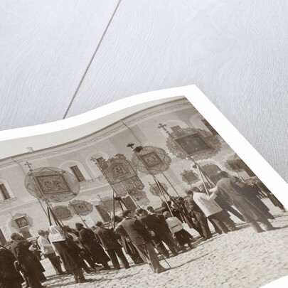 Procession with religious images on the Kremlin, Russia by Henry Pauw van Wieldrecht