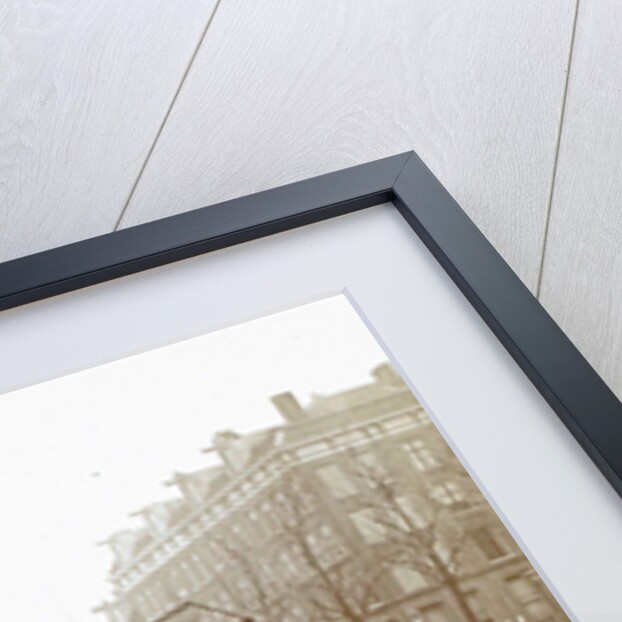 Men, presumably workers, and two cats at a jetty and a guardhouse along a canal by Anonymous