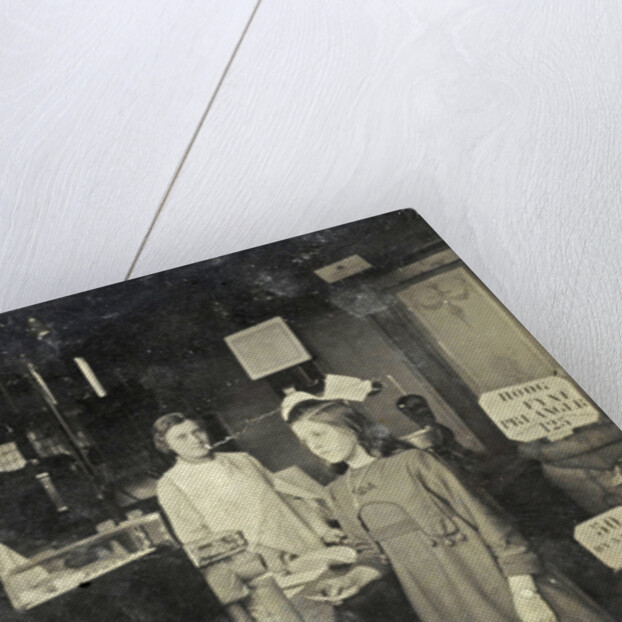 Interior of the (grocers?) Shop Fernantzen-Schmidtz, Prins Hendrikkade 146, Amsterdam by Anonymous
