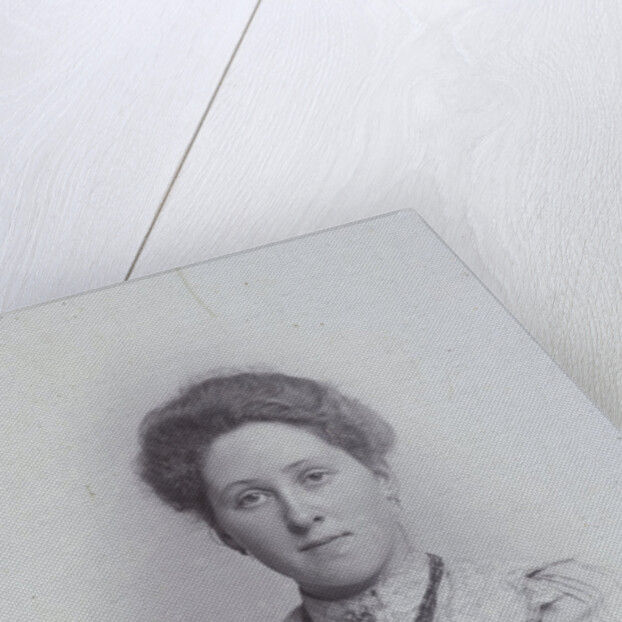 Studio Portrait lady with necklace, bust by J.L.T. Huijsen
