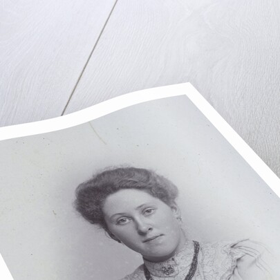 Studio Portrait lady with necklace, bust by J.L.T. Huijsen