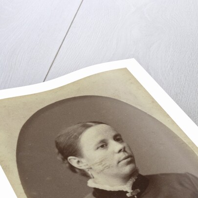 Oval studio portrait of woman, bust by W.G. Kuijer