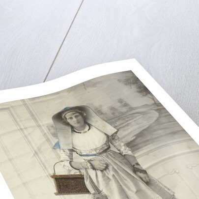 Portrait of a woman in Zaanse costume posing for a background cloth by S. Bakker Jz.