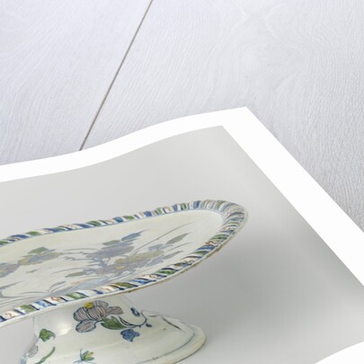 Cakestand, around on foot, multicolor painted with flowers and flying bird by Anonymous