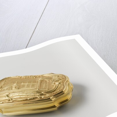 Snuff box of gold, adorned with driven representation of a fountain in a garden by Jean Saint