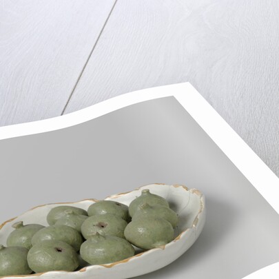 Dish with scalloped edge and twelve figs imposed by Arie Blankers